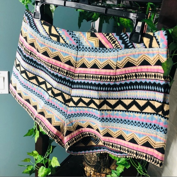 ,🌸Fashion on Earth Aztec Shorts Large - Picture 3 of 7